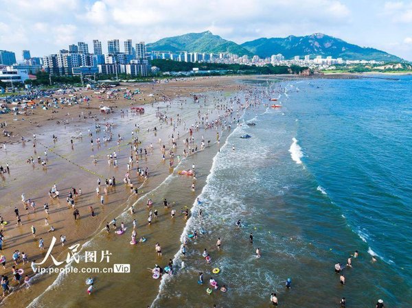 配资公司配资网站 山东青岛：海水浴场乐享夏日清凉